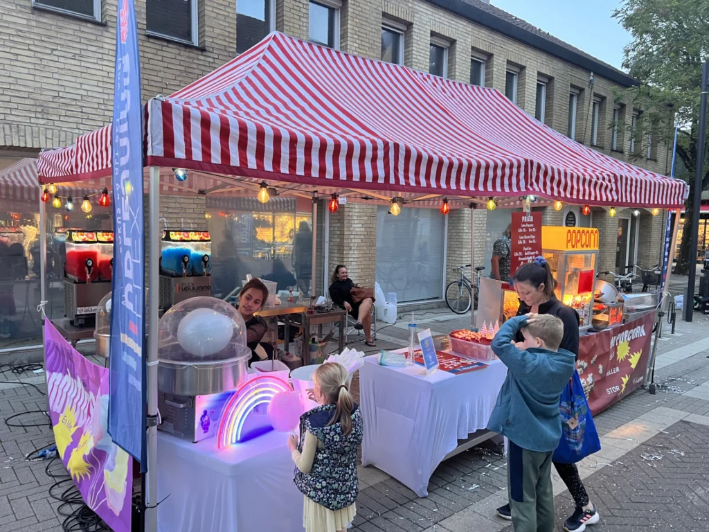 Børn ved candyflossmaskinen i FlexUdlejnings salgsbod til byfest i Allerød
