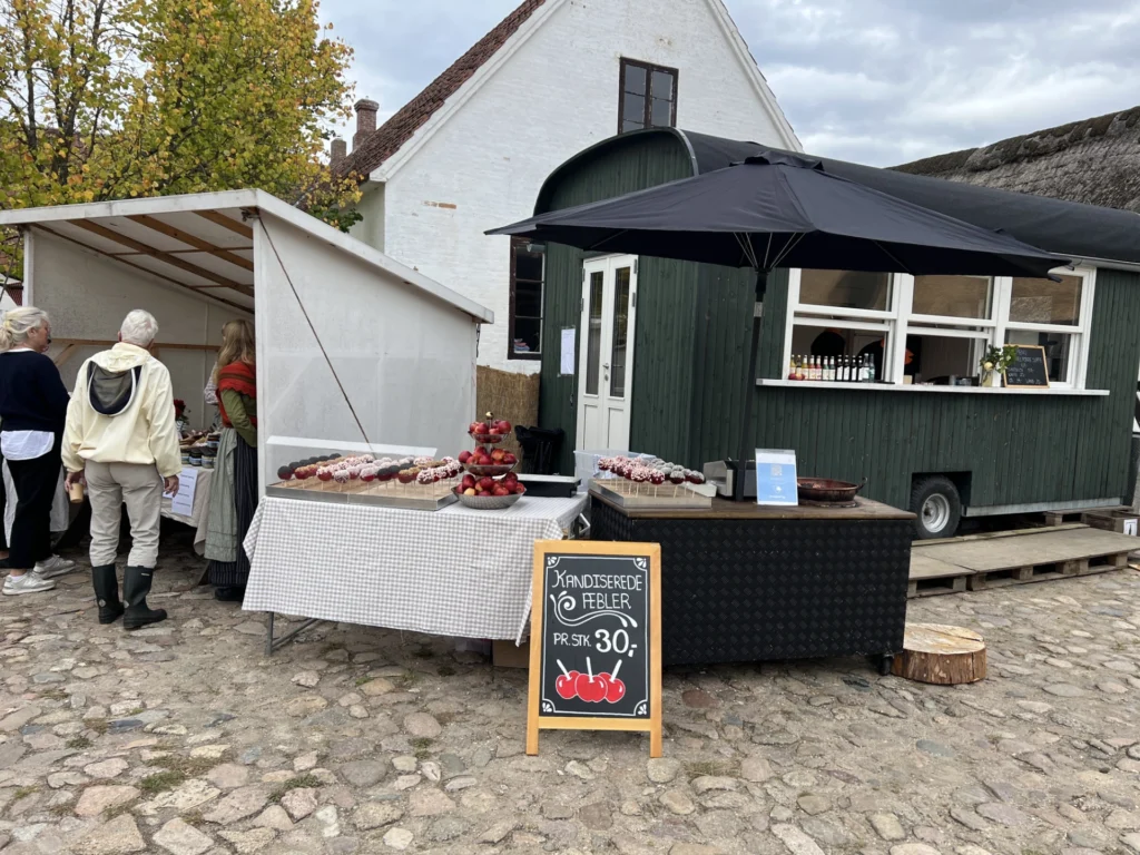 Salgsbod med kandiserede æbler til 30 kr. på Frilandsmuseet