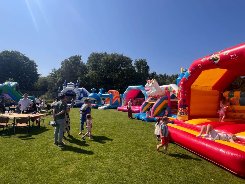 Hoppeborg og aktiviteter til sommerfest