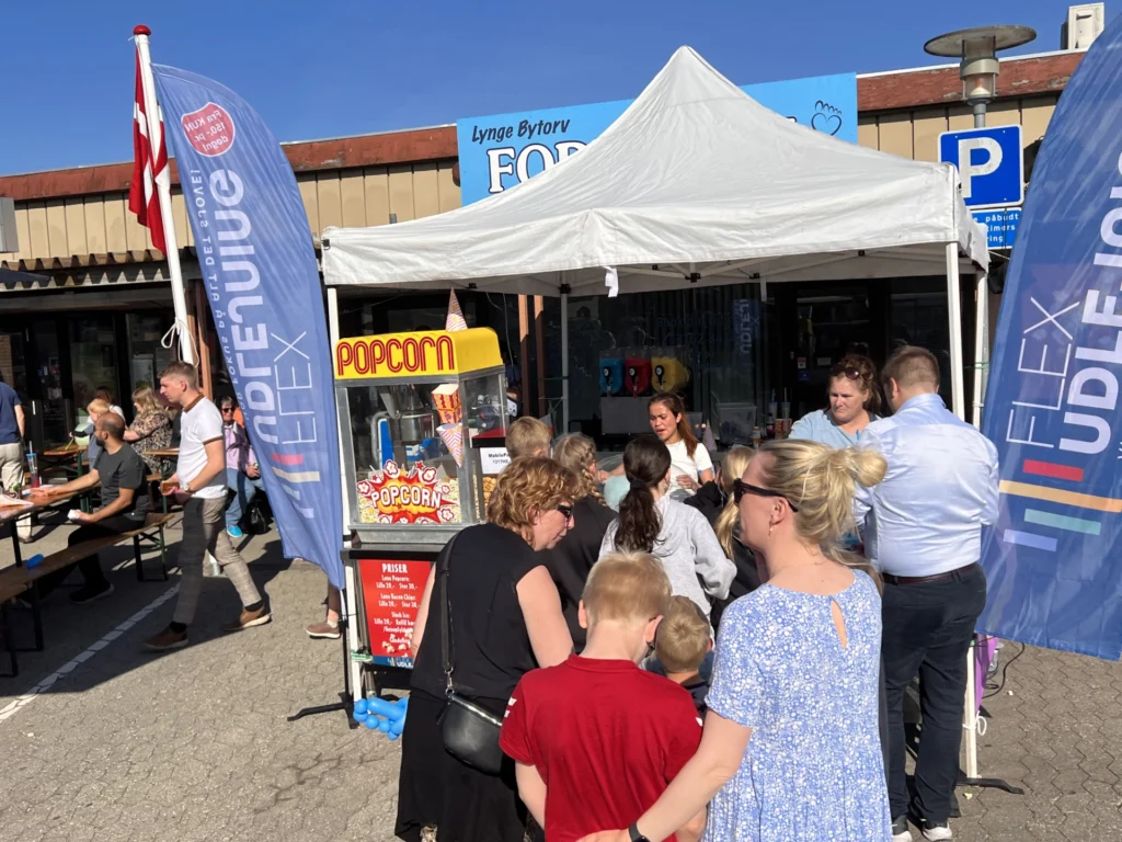 Kø ved popcornboden med FlexUdlejning-flag på Lynge Bytorv