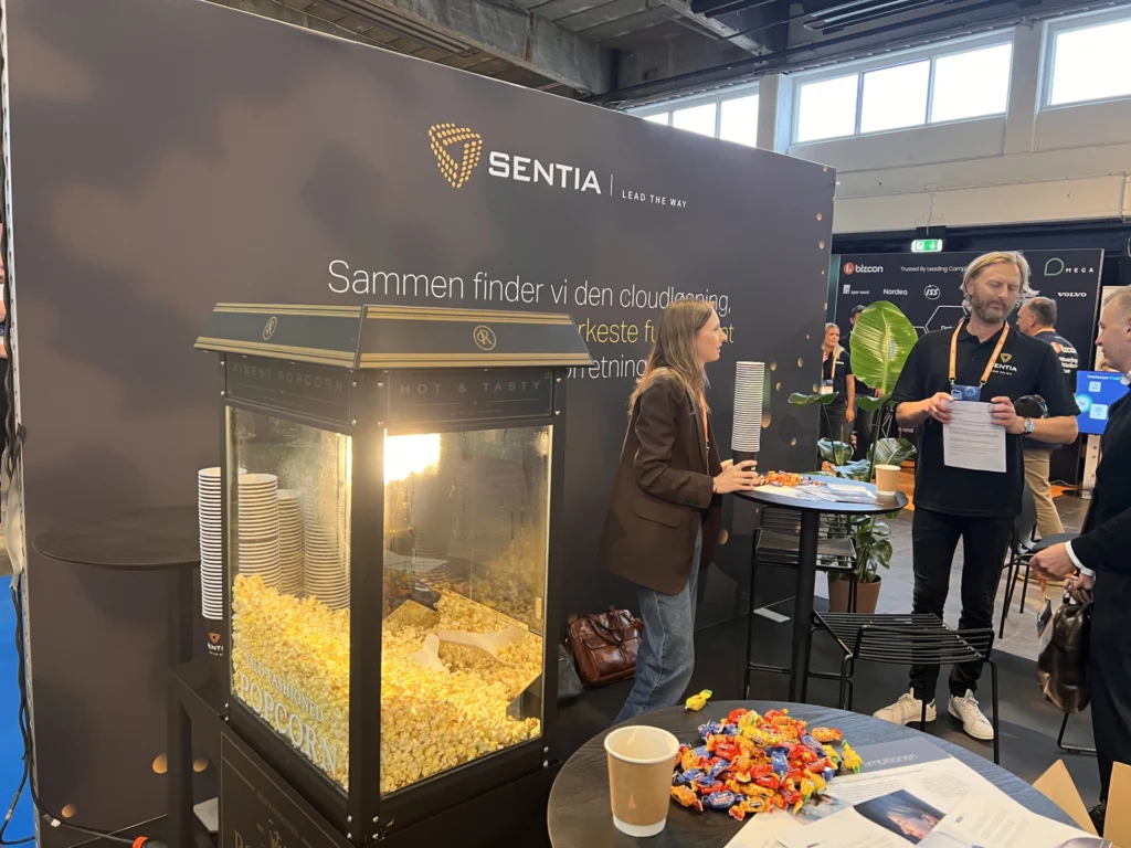 Antik popcornvogn på Sentias messestand med besøgende