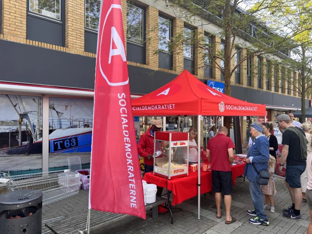 Kø ved Socialdemokratiets popcorntelt med gratis popcorn
