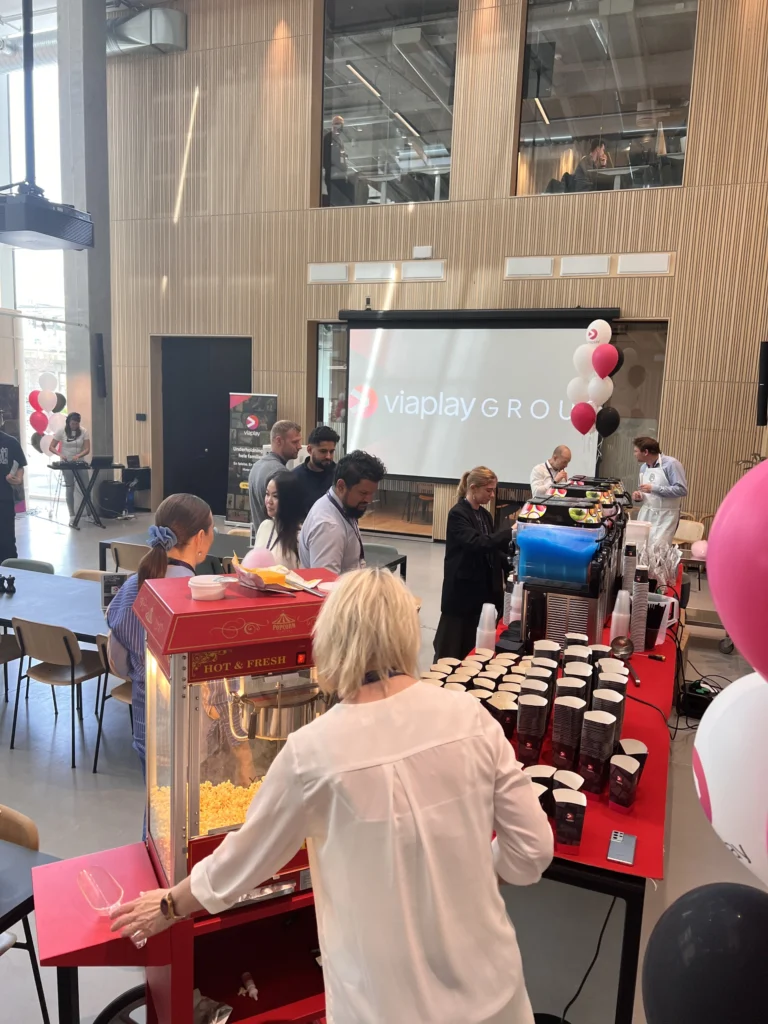Gæster henter popcorn og slush ice ved firmaevent